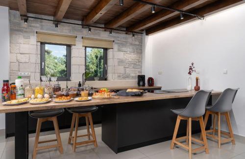 Atsipópoulon Villa | FREE Breakfast, Villa Dreamcatcher with Outdoor and Indoor Pool, Hot Tub, Playroom and Home Cinema