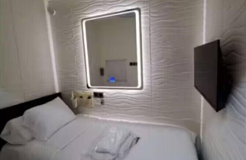 South Loop Hotel | Free Coffee & Private Room - Traveler's Favorite!