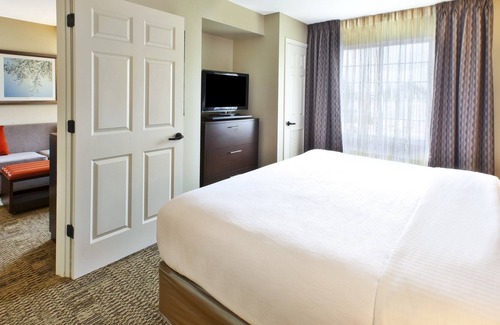 Mayfield Heights Condo | Free Daily Breakfast, Outdoor Pool. 7 Miles from University Circle.