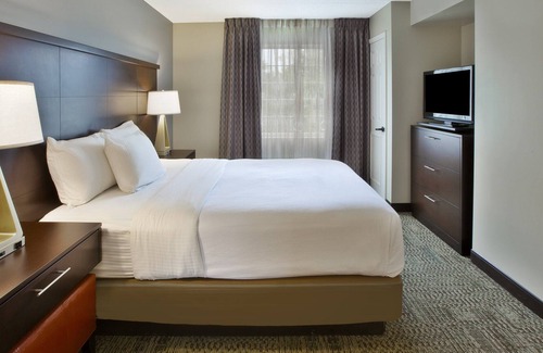 Mayfield Heights Condo | Free Daily Breakfast, Outdoor Pool. 7 Miles from University Circle.