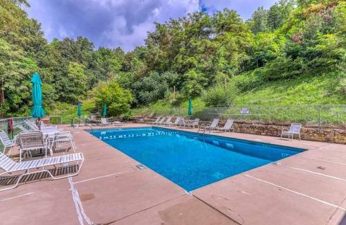 Sevierville House | FREE Dollywood ticket & more, second level condo w king bed loft
