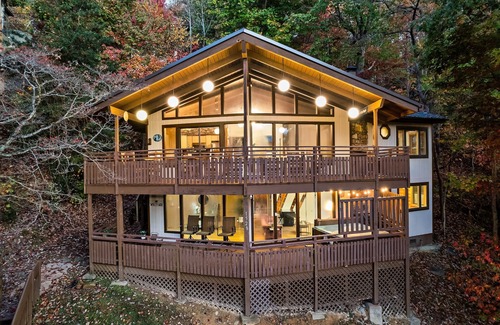 Chalet Village Cabin | Free Dollywood Tix/Views/Hot Tub/Arcade/Spacious