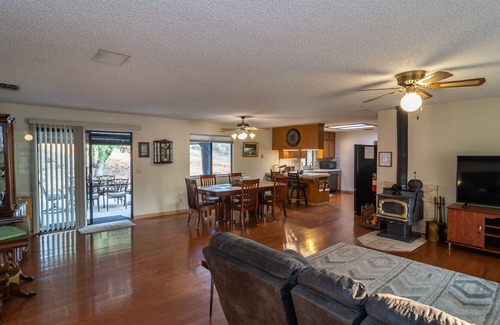 Mariposa House | FREE EV chargernVisit Yosemite stay at Valley Oak Vacations.