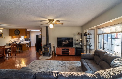 Mariposa House | FREE EV chargernVisit Yosemite stay at Valley Oak Vacations.