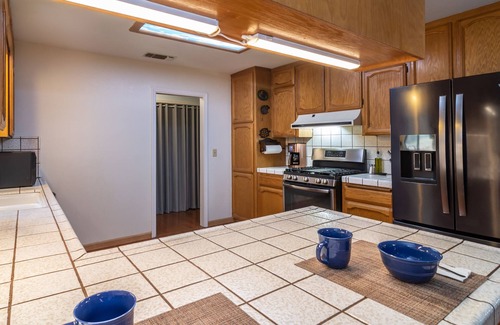 Mariposa House | FREE EV chargernVisit Yosemite stay at Valley Oak Vacations.