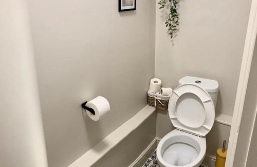 Wakefield Apartment | Free, large CAR PARK apartment
