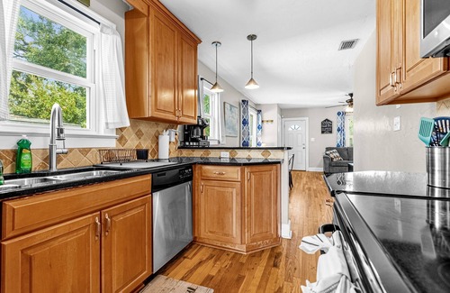 Wadeview Park House | Free Laundry & Parking Near Downtown & Disney