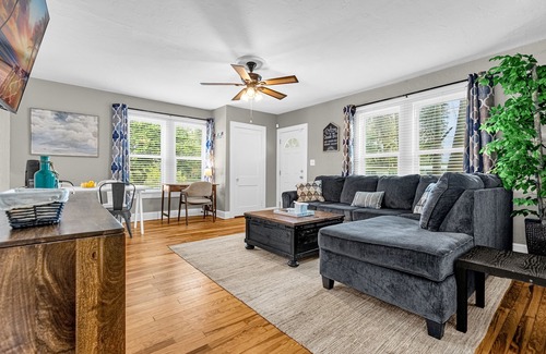 Wadeview Park House | Free Laundry & Parking Near Downtown & Disney