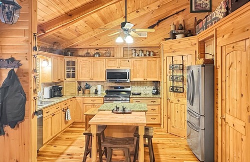 Robbinsville Cabin | Free Local Estate Tours + Peaceful Cabin + Hot Tub Overlooks Creek