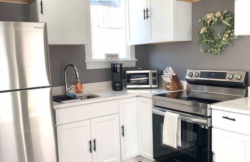 Highlands Condo | FREE Off street parking| Walking distance| Near by shops