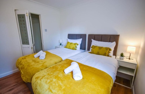 Stanwell Apartment | FREE Parking, 1 bedroom apartment close to HEATHROW