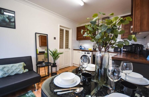 Stanwell Apartment | FREE Parking, 1 bedroom apartment close to HEATHROW