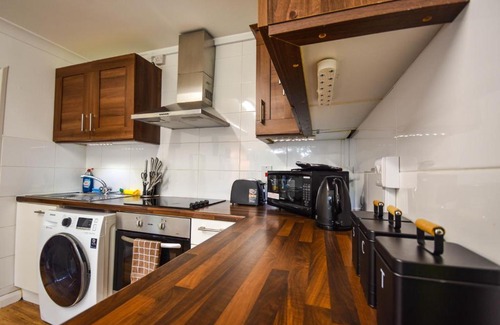 Stanwell Apartment | FREE Parking, 1 bedroom apartment close to HEATHROW