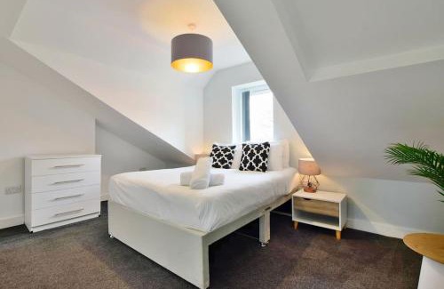 Salford Apartment | FREE PARKING - 1 BR Salford Royal sleeps 4