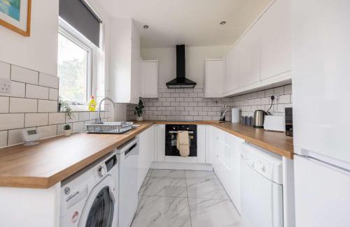 Newcastle-upon-Tyne House | Free Parking - 4 Bedroom House