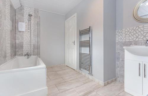 Cheetham Hill House | Free Parking 5 Minutes from City Centre