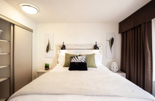 Downtown Winnipeg Apartment | Free Parking and Wi-Fi! Luxury Studio Suite