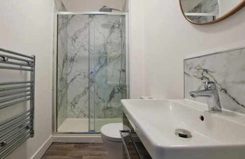 Salford Apartment | FREE PARKING - Beautiful 2-BR Flat in Manchester
