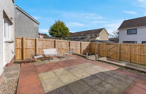 Livingston Apartment | Free Parking - Central - Sleeps 8 - 3 Bedrooms