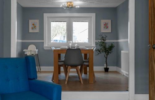 Livingston Apartment | Free Parking - Central - Sleeps 8 - 3 Bedrooms