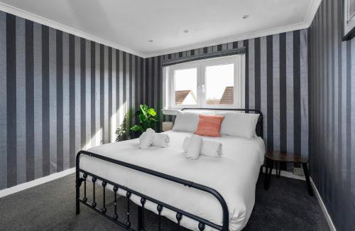 Livingston Apartment | Free Parking - Central - Sleeps 8 - 3 Bedrooms
