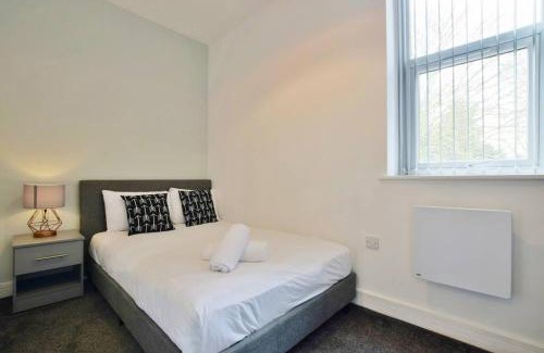 Salford Apartment | FREE PARKING - Charming 2-BR Flat near Salford Royal