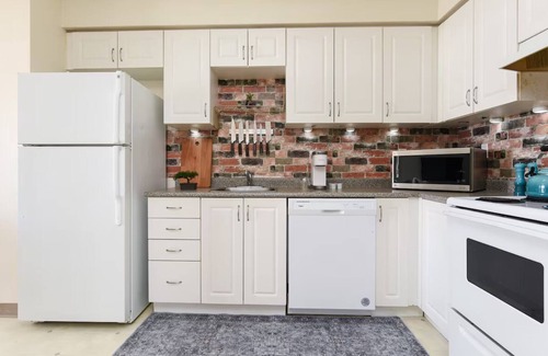 Waterloo Apartment | Free Parking! Clean & Cozy Stay