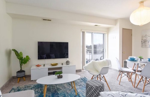 Waterloo Apartment | Free Parking! Clean & Cozy Stay