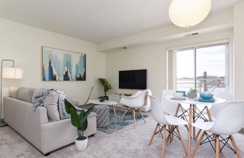 Waterloo Apartment | Free Parking! Clean & Cozy Stay