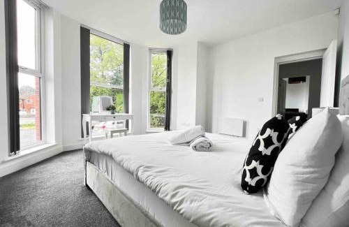 Salford Apartment | FREE PARKING - Cosy 2-BR Flat near Salford Royal