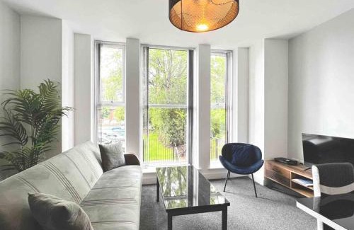 Salford Apartment | FREE PARKING - Cosy 2-BR Flat near Salford Royal