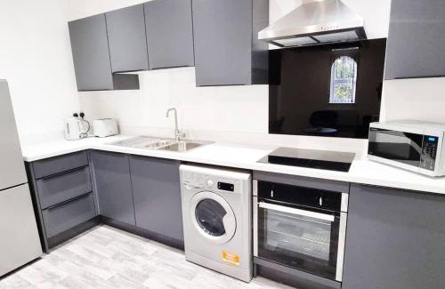 Salford Apartment | FREE PARKING - Cosy 2-BR Flat near Salford Royal