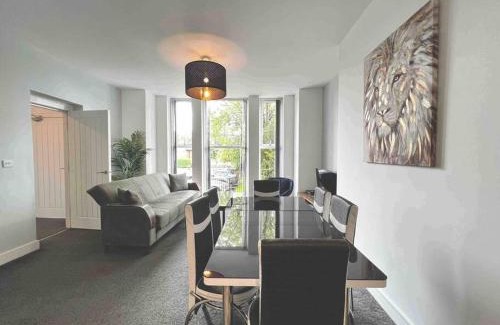 Salford Apartment | FREE PARKING - Cosy 2-BR Flat near Salford Royal