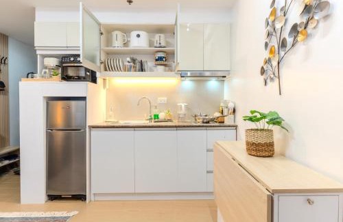 Bagumbayan Apartment | FREE PARKING! Eastwood Le Grand 3, Unli Full Body Massage, No Pets Allowed
