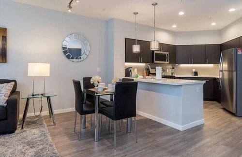 Menlo Park Apartment | Free Parking! Heated Pool & Spa | nr Menlo Park Rail