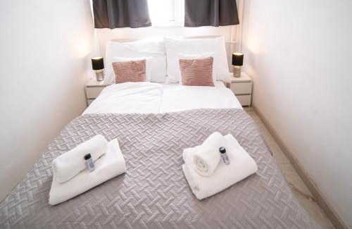 Pusztavacs Apartment | Free Parking- Hungaria Charm 4PPL Wifi TV AC