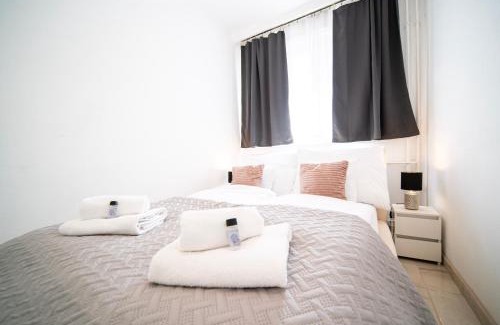 Pusztavacs Apartment | Free Parking- Hungaria Charm 4PPL Wifi TV AC