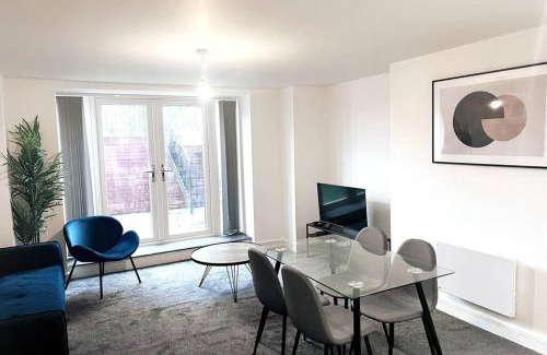 Salford Apartment | FREE PARKING - Lovely 2-BR Flat near Salford Royal