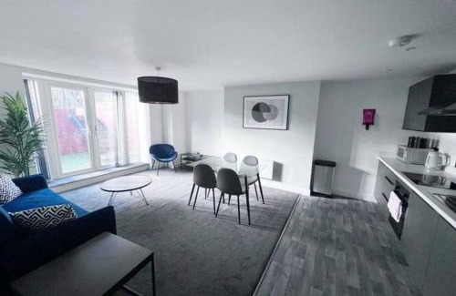Salford Apartment | FREE PARKING - Lovely 2-BR Flat near Salford Royal
