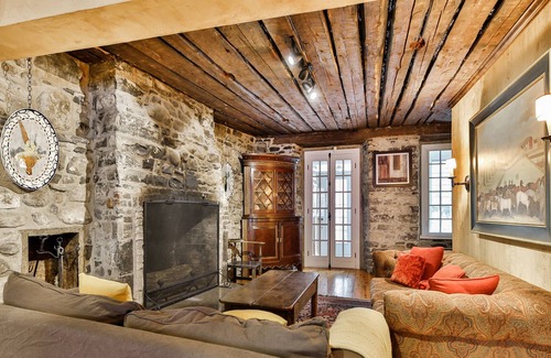 Ville-Marie House | FREE PARKING | MAJESTIC Old Port Gem | POOL table - Super host on Airbnb