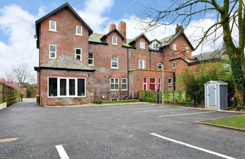 Salford Apartment | FREE PARKING - Modern 2-BR Flat close to Salford Royal