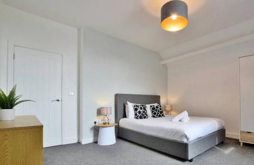Salford Apartment | FREE PARKING - Modern 2-BR Flat close to Salford Royal