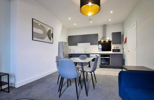 Salford Apartment | FREE PARKING - Modern 2-BR Flat close to Salford Royal