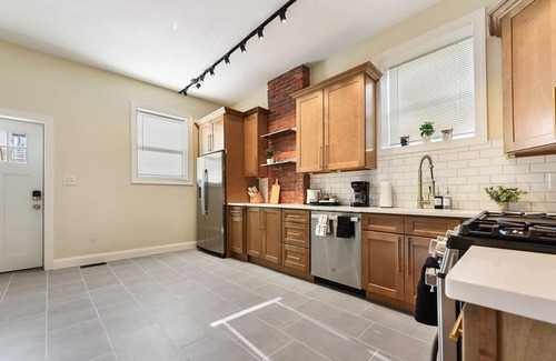 Larimer Apartment | Free Parking+Pet Friendly+6BR+5 Min From Bakery Sq