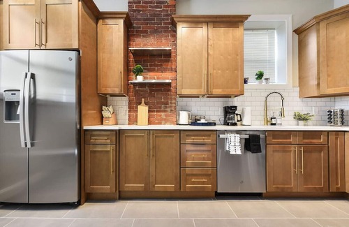 Larimer Apartment | Free Parking+Pet Friendly+6BR+5 Min From Bakery Sq