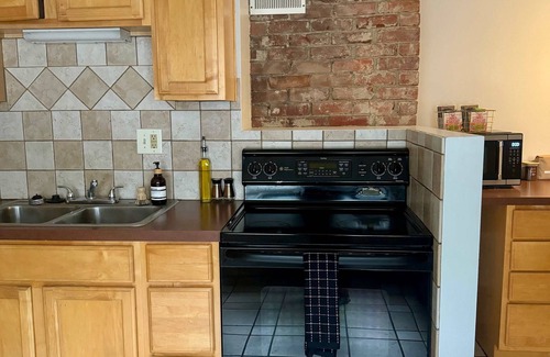 Victorian Village House | Free Parking - Prime Location - Downtown