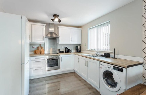 Irlam Apartment | FREE Parking Spacious 2BR Flat in Irlam