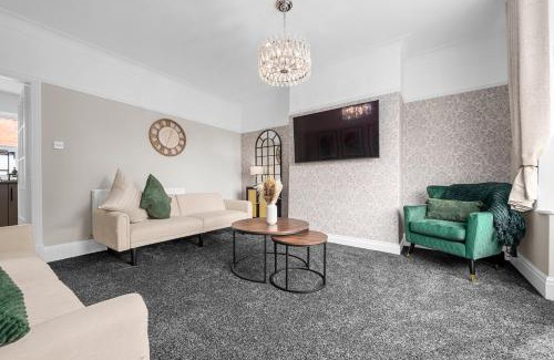 Wigan Apartment | Free Parking Stunning 3Bedroom Home In Wigan