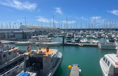 Seafront Apartment | Free parking * THREE BEDROOM HOUSE SLEEP 6* Brighton Marina* Stunning View