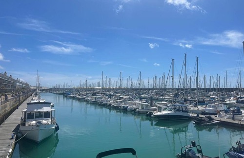 Seafront Apartment | Free parking * THREE BEDROOM HOUSE SLEEP 6* Brighton Marina* Stunning View